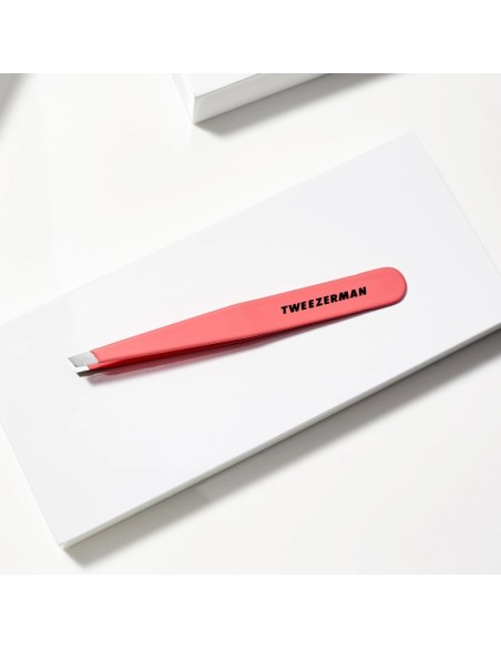 Tweezerman Mini Slant Tweezer Geranium mini pinceta Tweezerman Mini Slant Tweezer Geranium mini pinceta